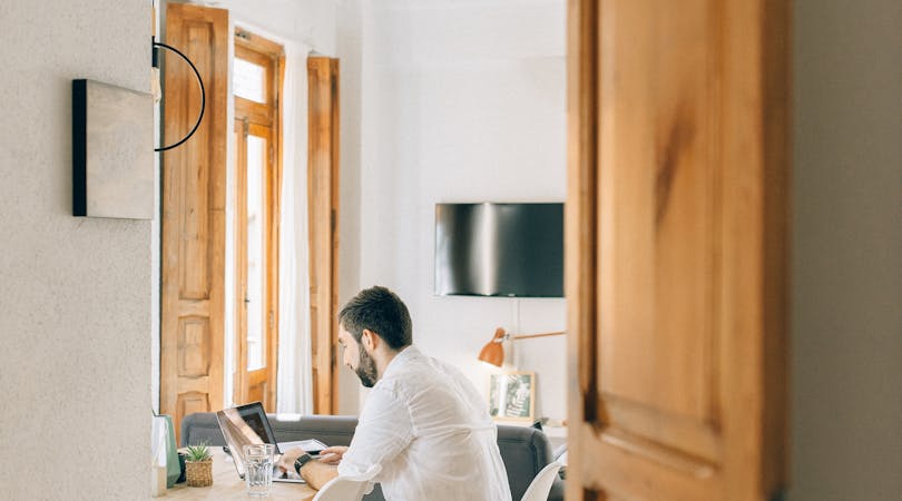 El teletrabajo no convierte por sí solo un contrato formativo en fraudulento